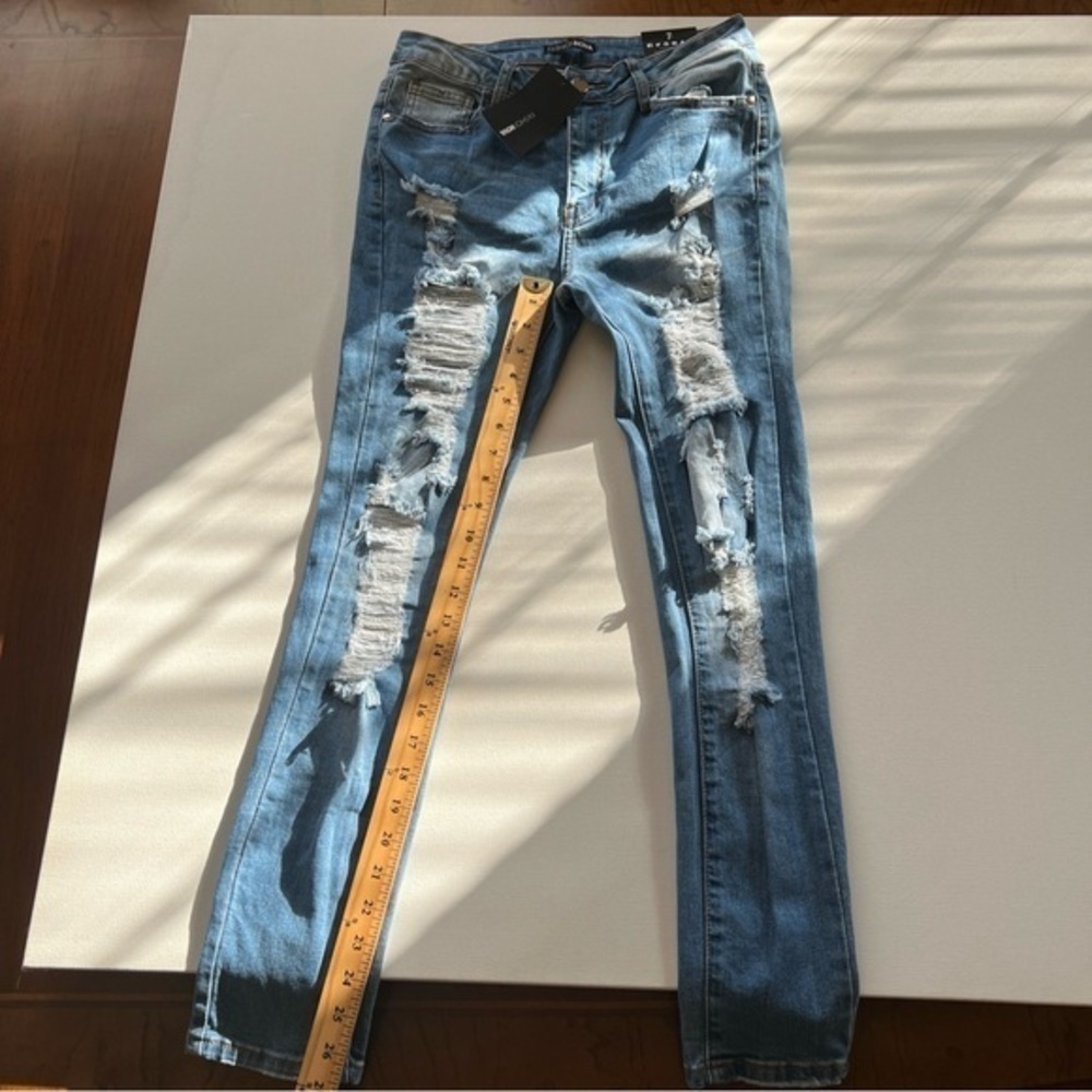NWT Fashion‎ Nova Women's Size 7/27 Blue Leg Skinny Distressed Jeans (A4)